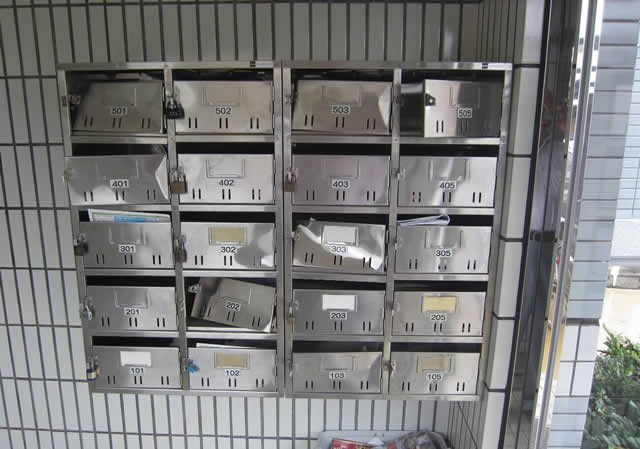 ベルメゾン新宮　集合ポスト取替工事（着工前）